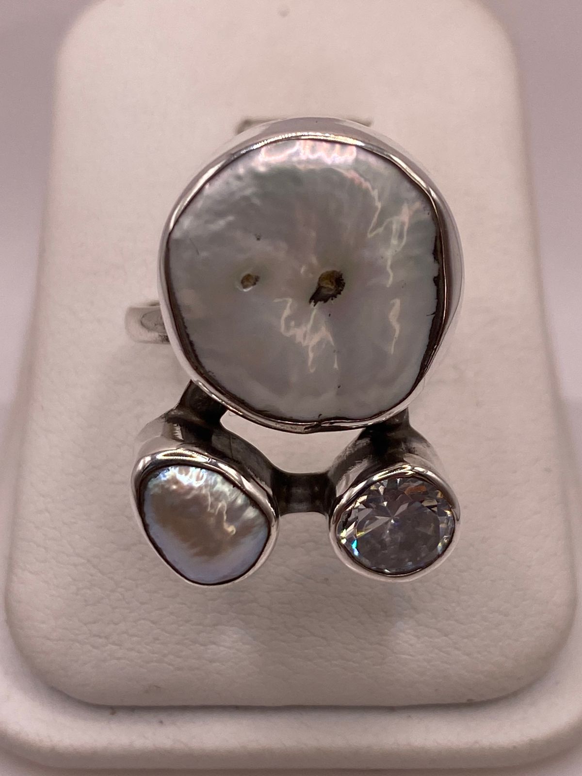 Anillo de Plata Ley 925 con Perla y Zirconia, vista frontal