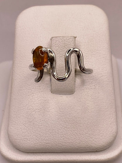 Anillo de Plata Ley 925 con Piedra Ámbar, vista de detalle