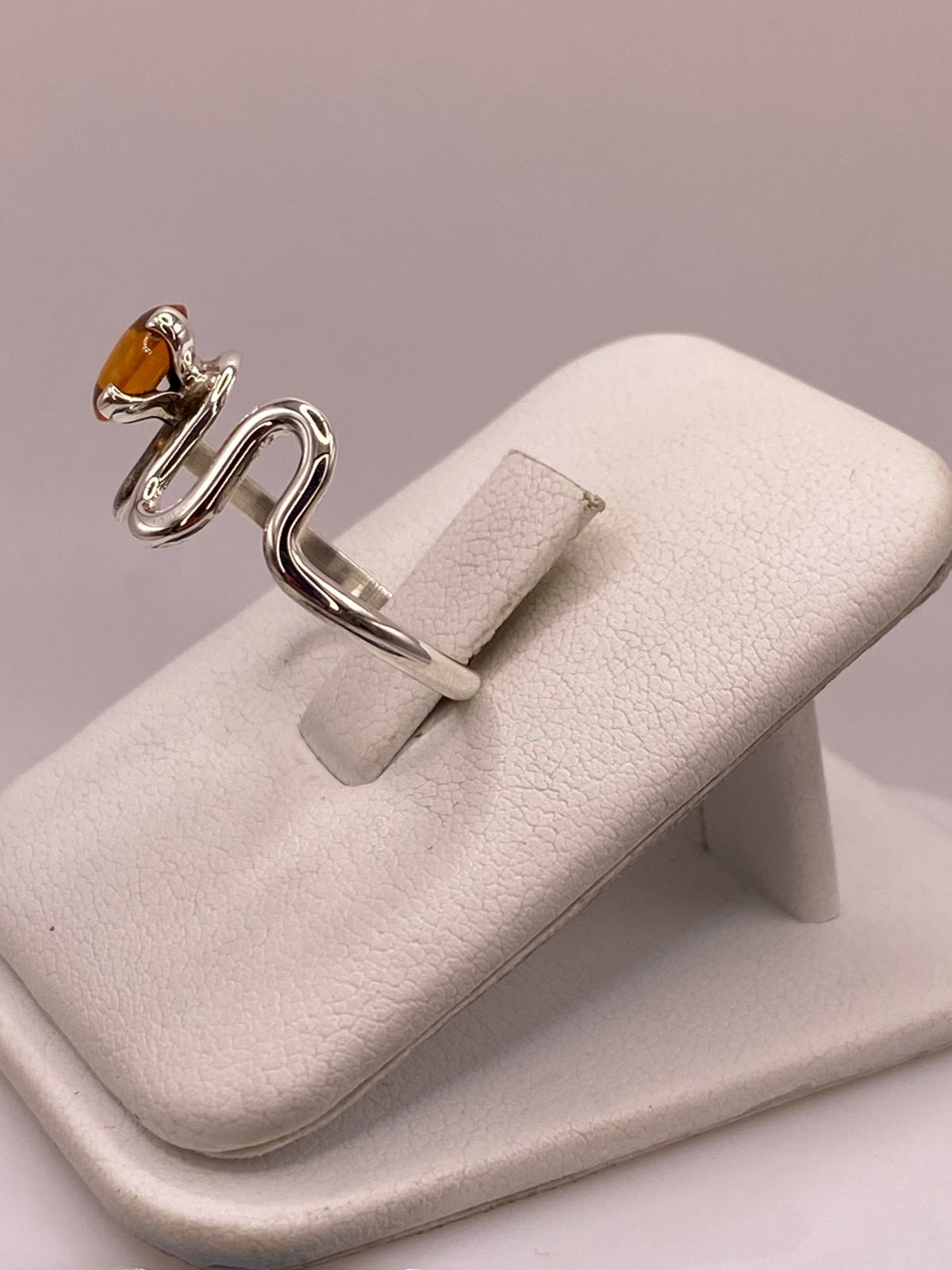 Anillo de Plata Ley 925 con Piedra Ámbar, vista frontal