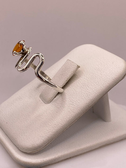 Anillo de Plata Ley 925 con Piedra Ámbar, vista frontal