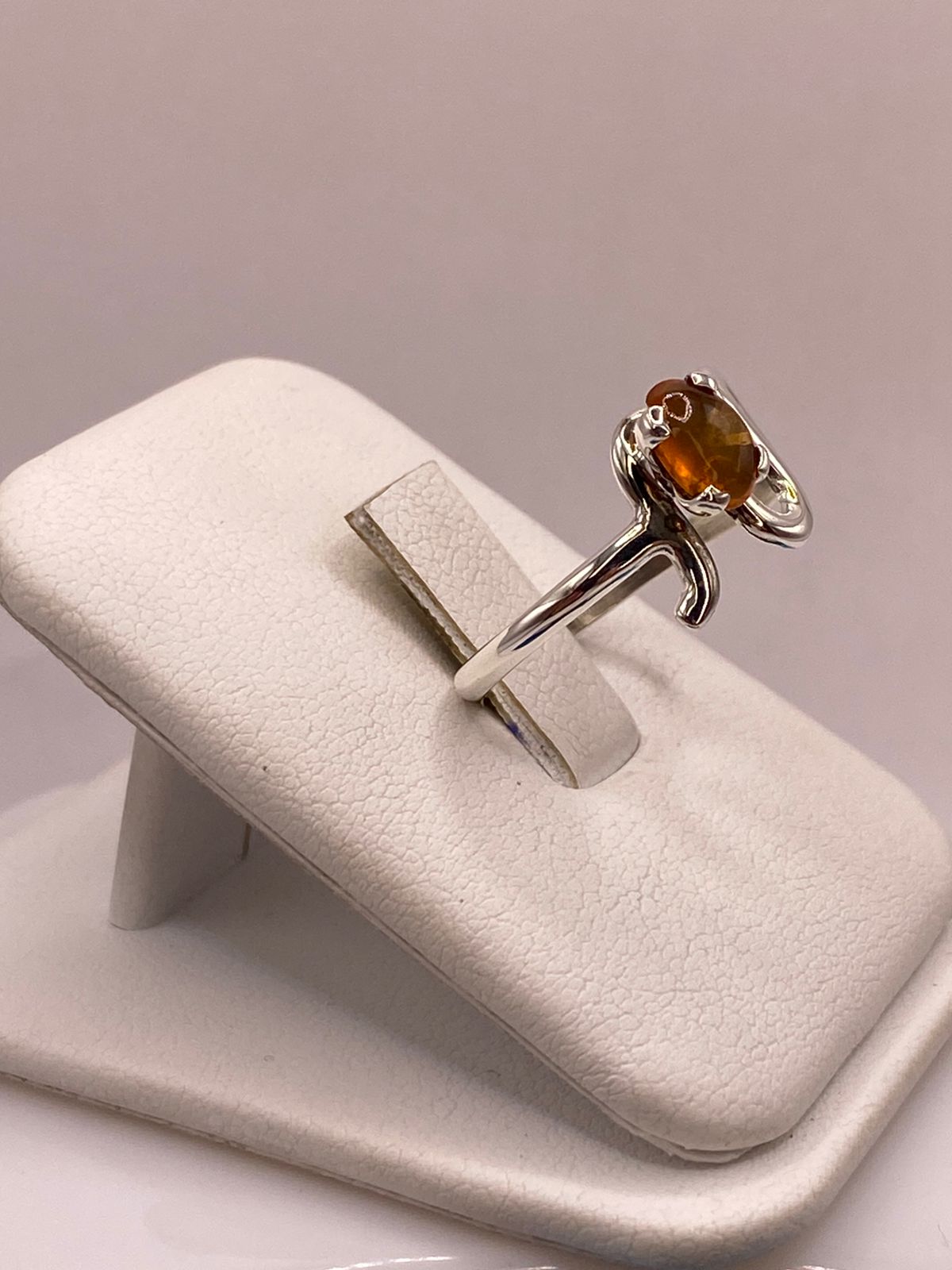 Anillo de Plata Ley 925 con Piedra Ámbar, vista lateral