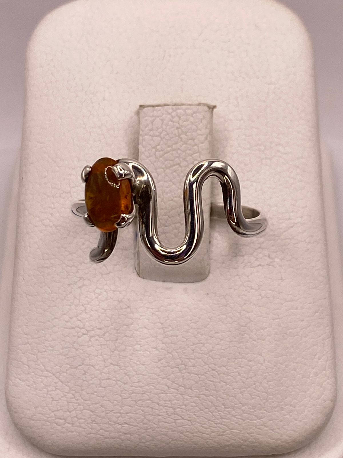 Anillo de Plata Ley 925 con Piedra Ámbar — ángulo diagonal