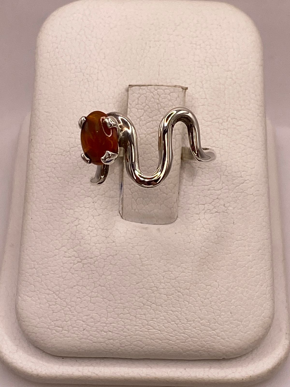 Anillo de Plata Ley 925 con Piedra Ámbar, vista de detalle