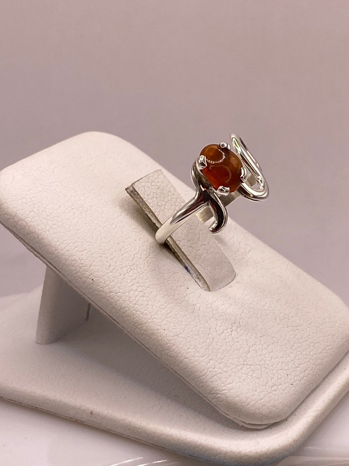 Anillo de Plata Ley 925 con Piedra Ámbar, vista lateral