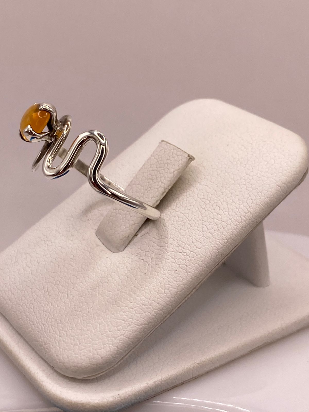 Anillo de Plata Ley 925 con Piedra Ámbar, vista de detalle