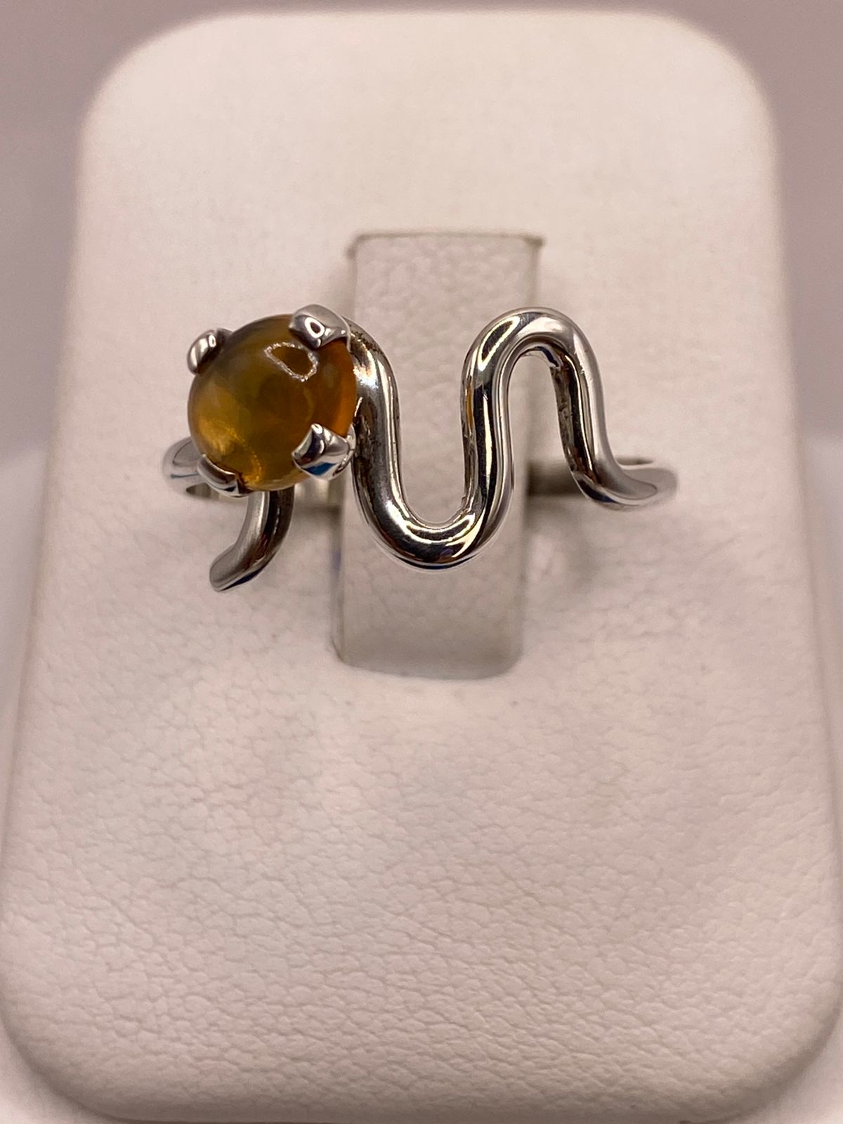 Anillo de Plata Ley 925 con Piedra Ámbar en báscula mostrando peso