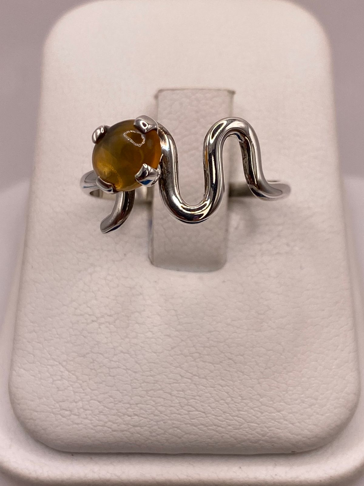 Anillo de Plata Ley 925 con Piedra Ámbar, vista frontal