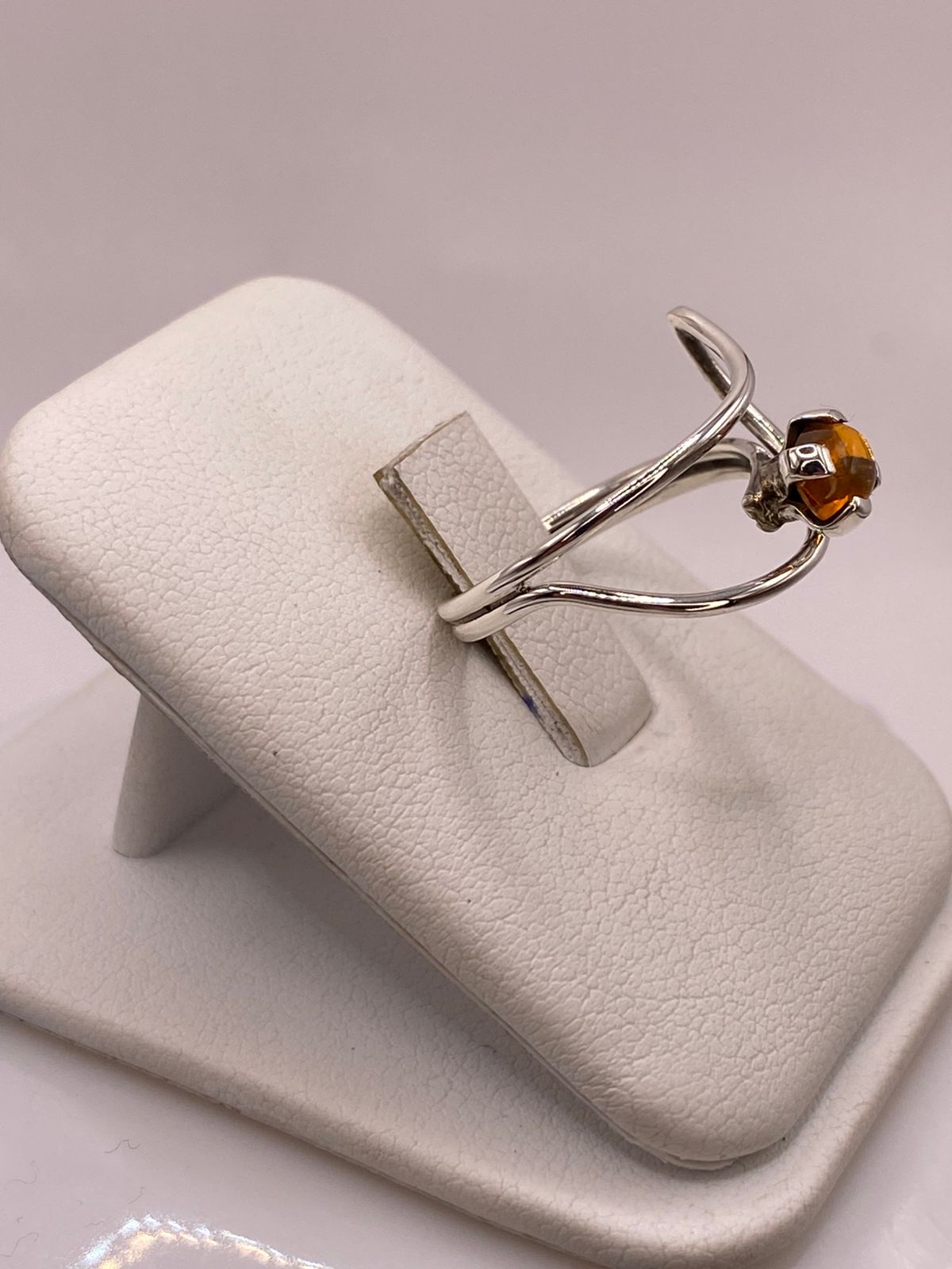 Anillo de Plata Ley 925 con Piedra Ámbar, vista frontal