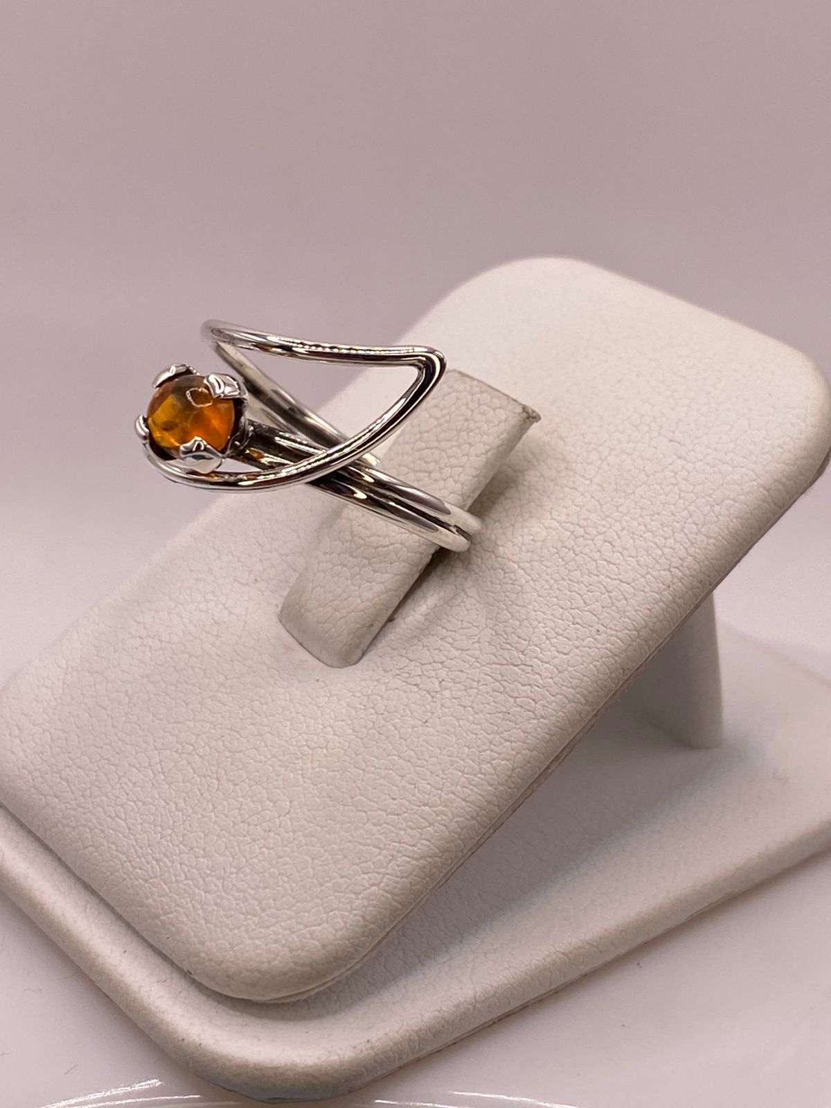 Anillo de Plata Ley 925 con Piedra Ámbar, vista lateral