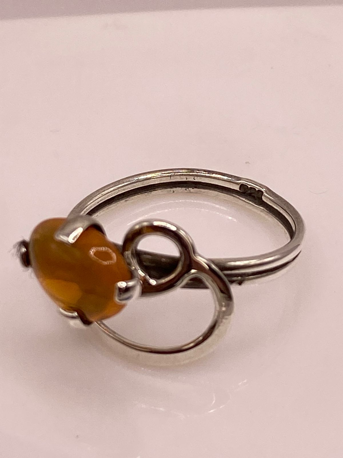 Anillo de Plata Ley 925 con Piedra Ámbar, sello de autenticidad Plata Ley .925