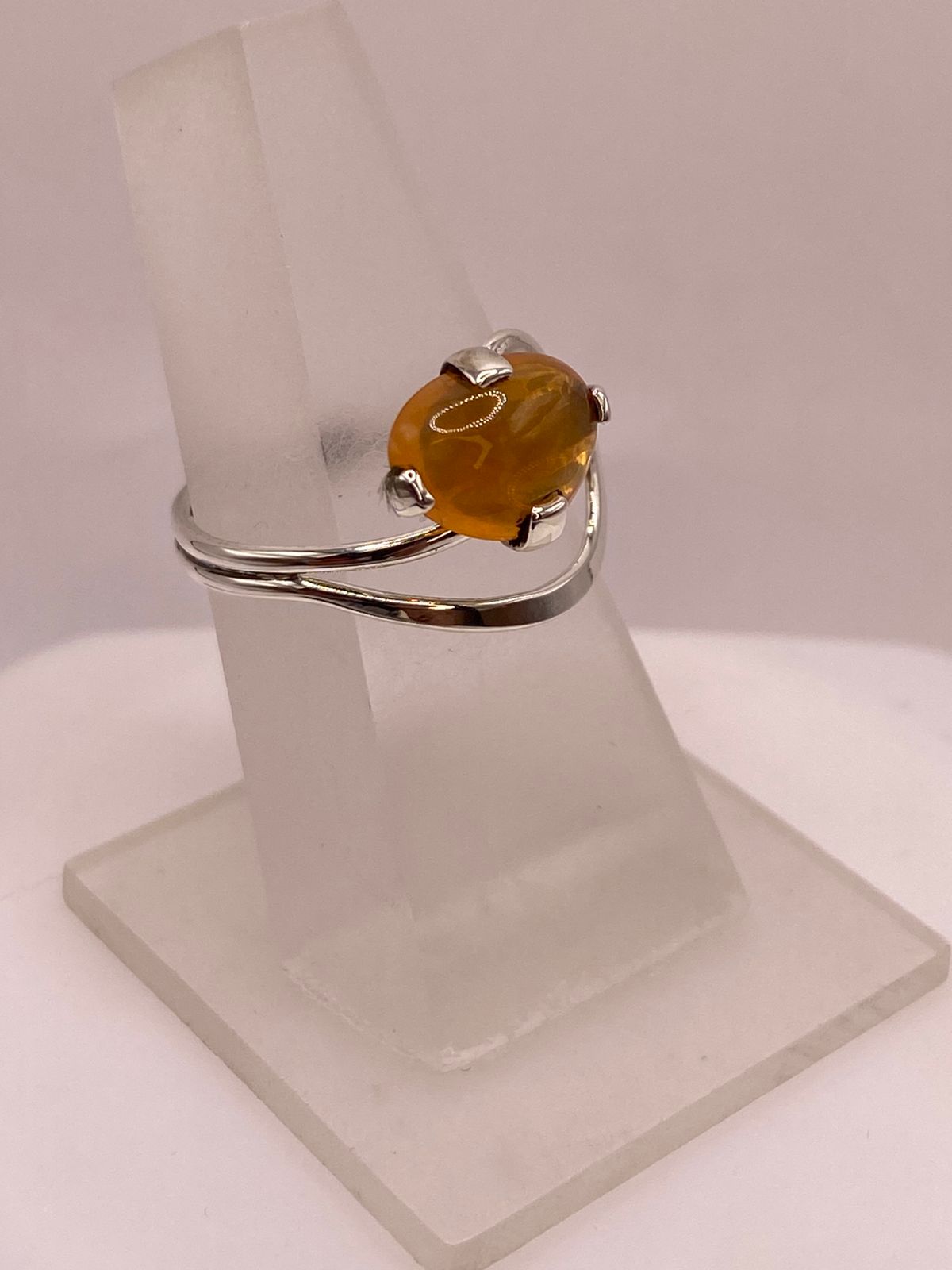 Anillo de Plata Ley 925 con Piedra Ámbar, vista frontal