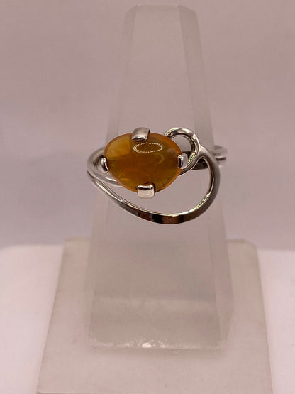 Anillo de Plata Ley 925 con Piedra Ámbar, vista de detalle