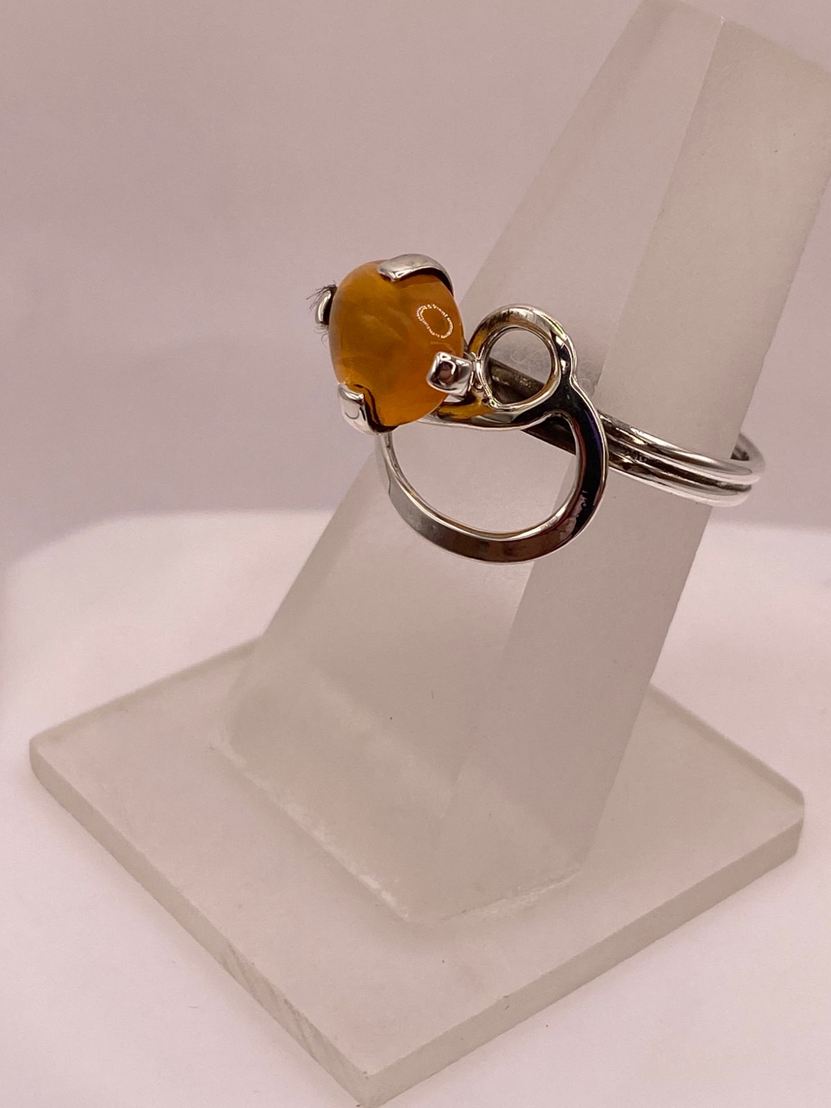 Anillo de Plata Ley 925 con Piedra Ámbar, vista lateral