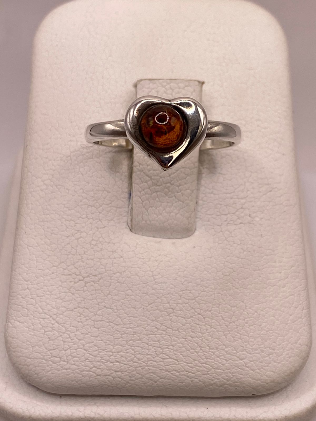 Anillo de Plata Ley 925 con Piedra Ámbar en Diseño Corazón en báscula mostrando peso