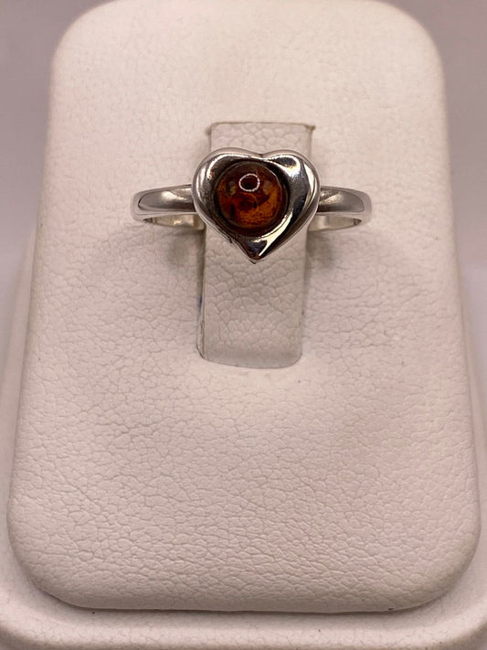 Anillo de Plata Ley 925 con Piedra Ámbar en Diseño Corazón en báscula mostrando peso