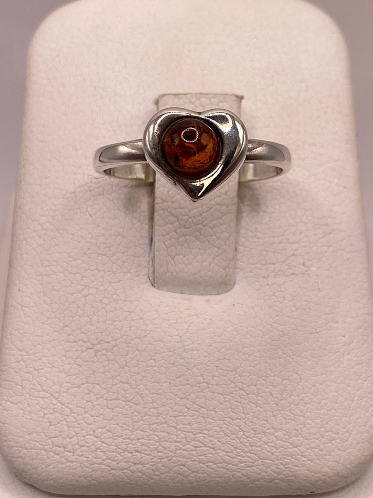 Anillo de Plata Ley 925 con Piedra Ámbar en Diseño Corazón, vista de detalle