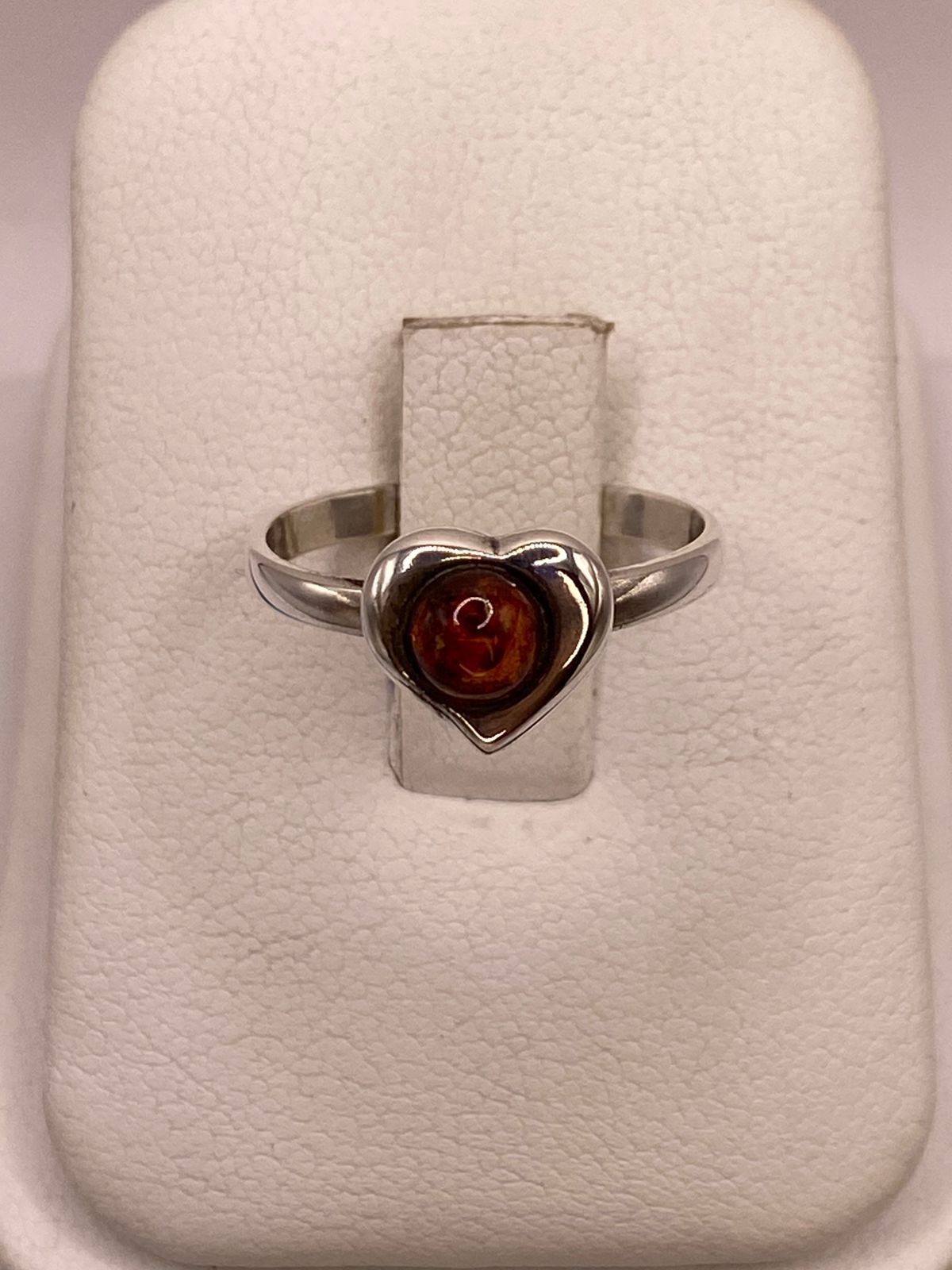 Anillo de Plata Ley 925 con Piedra Ámbar en Diseño Corazón, vista frontal