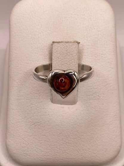 Anillo de Plata Ley 925 con Piedra Ámbar en Diseño Corazón, vista frontal