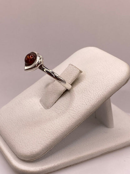 Anillo de Plata Ley 925 con Piedra Ámbar en Diseño Corazón, vista lateral