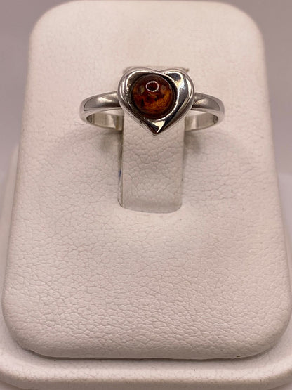 Anillo de Plata Ley 925 con Piedra Ámbar en Diseño Corazón, vista superior