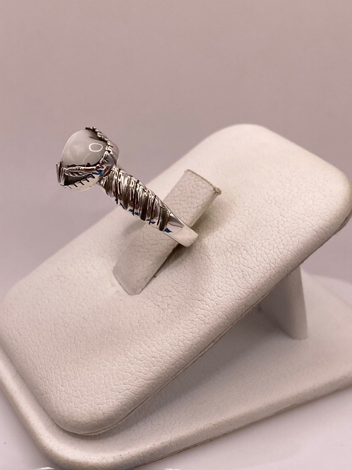 Anillo de Plata Ley 925 con Piedra Corazón Blanca, vista de detalle