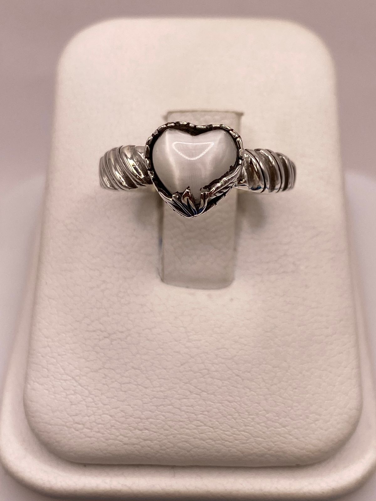 Anillo de Plata Ley 925 con Piedra Corazón Blanca — detalle de acabado