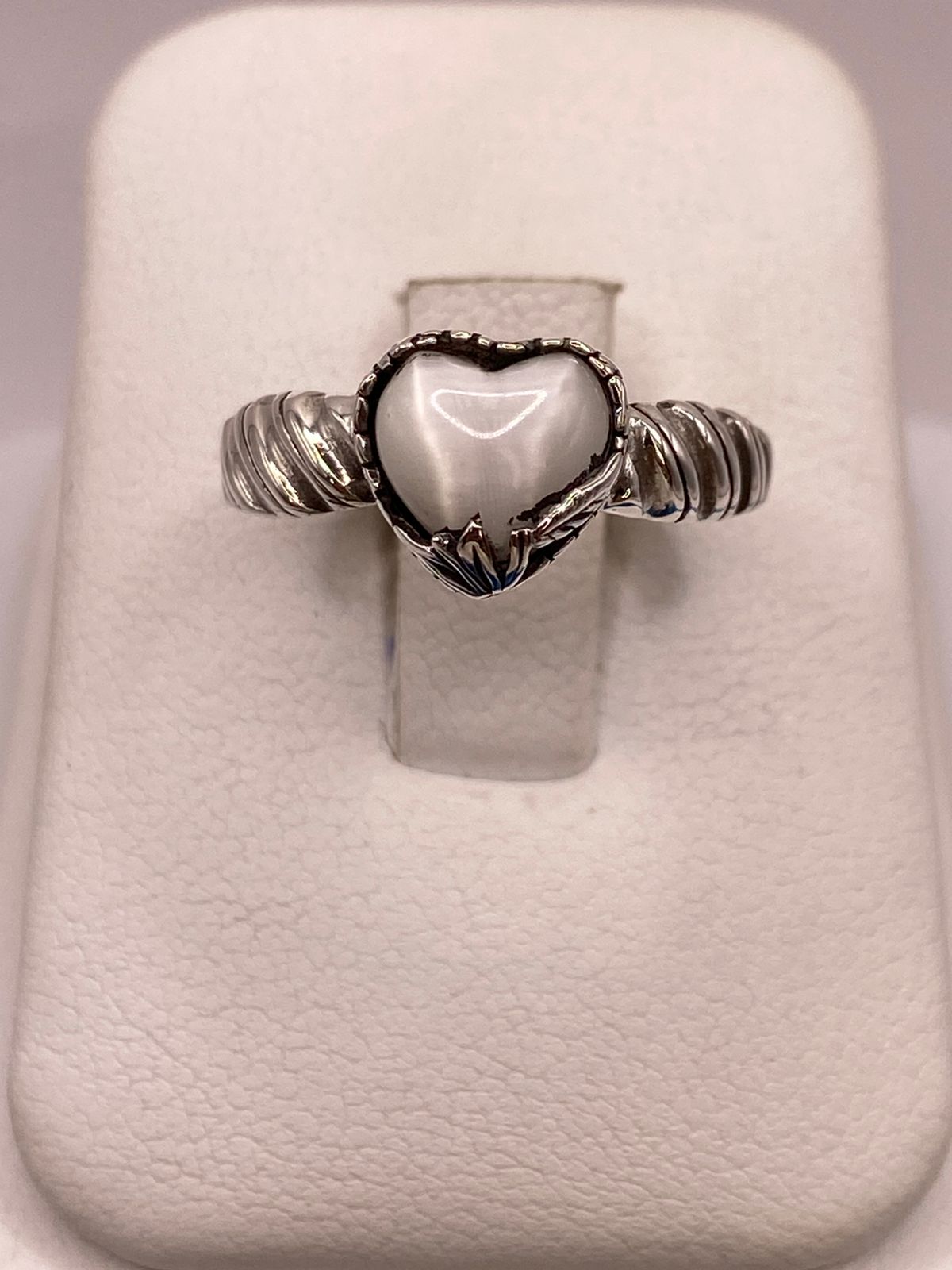 Anillo de Plata Ley 925 con Piedra Corazón Blanca, vista superior