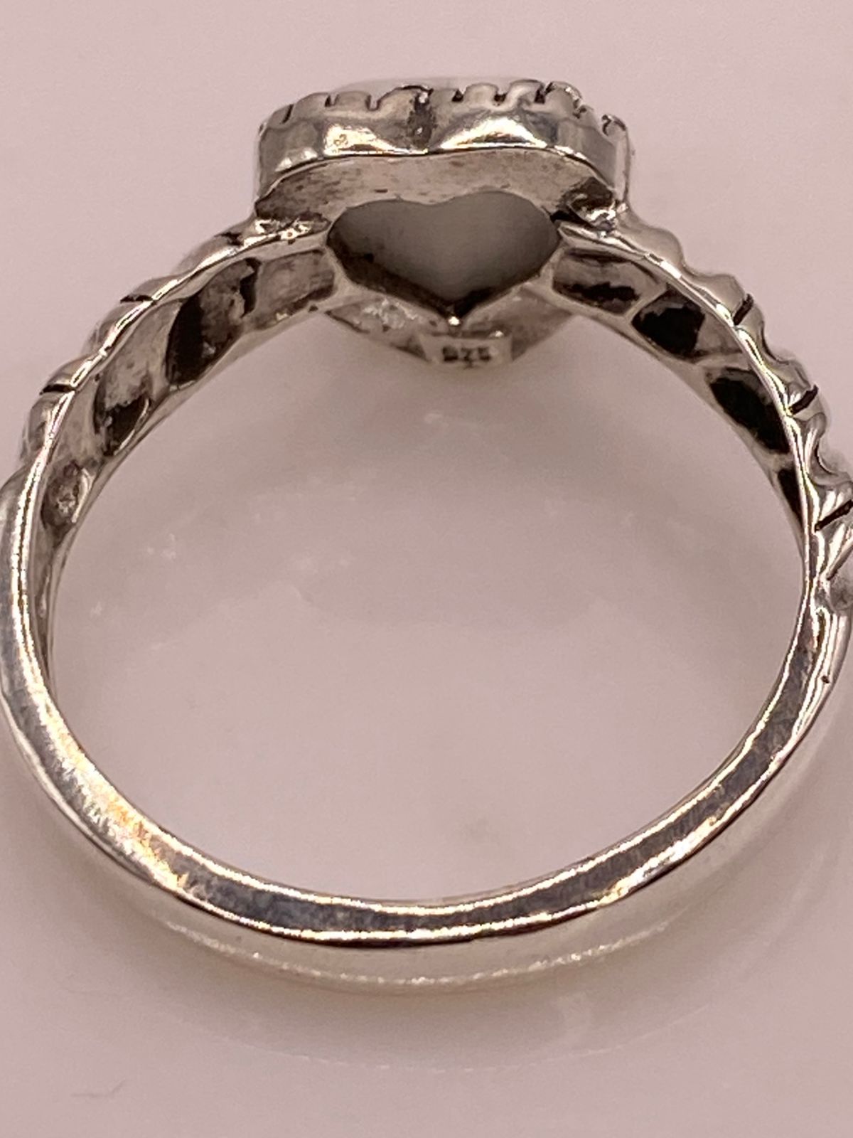 Anillo de Plata Ley 925 con Piedra Corazón Blanca, vista posterior