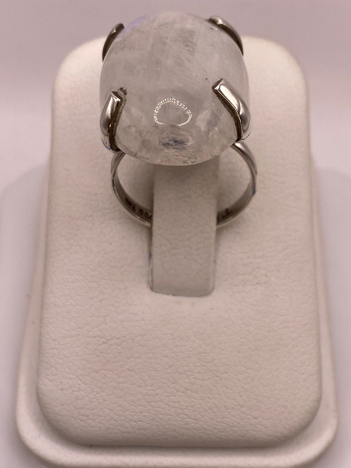Anillo de Plata Ley 925 con Piedra Luna, vista frontal