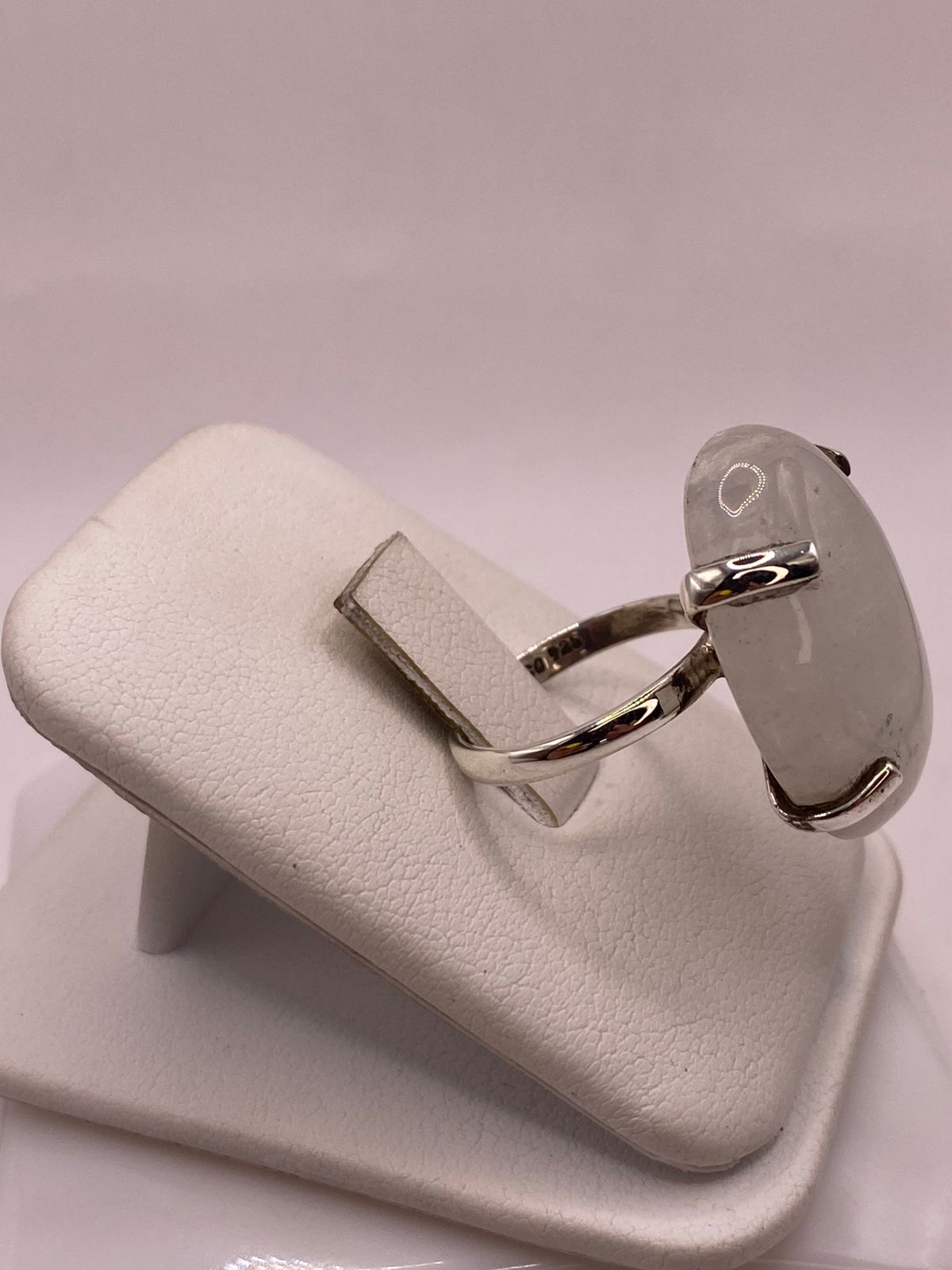 Anillo de Plata Ley 925 con Piedra Luna, vista lateral