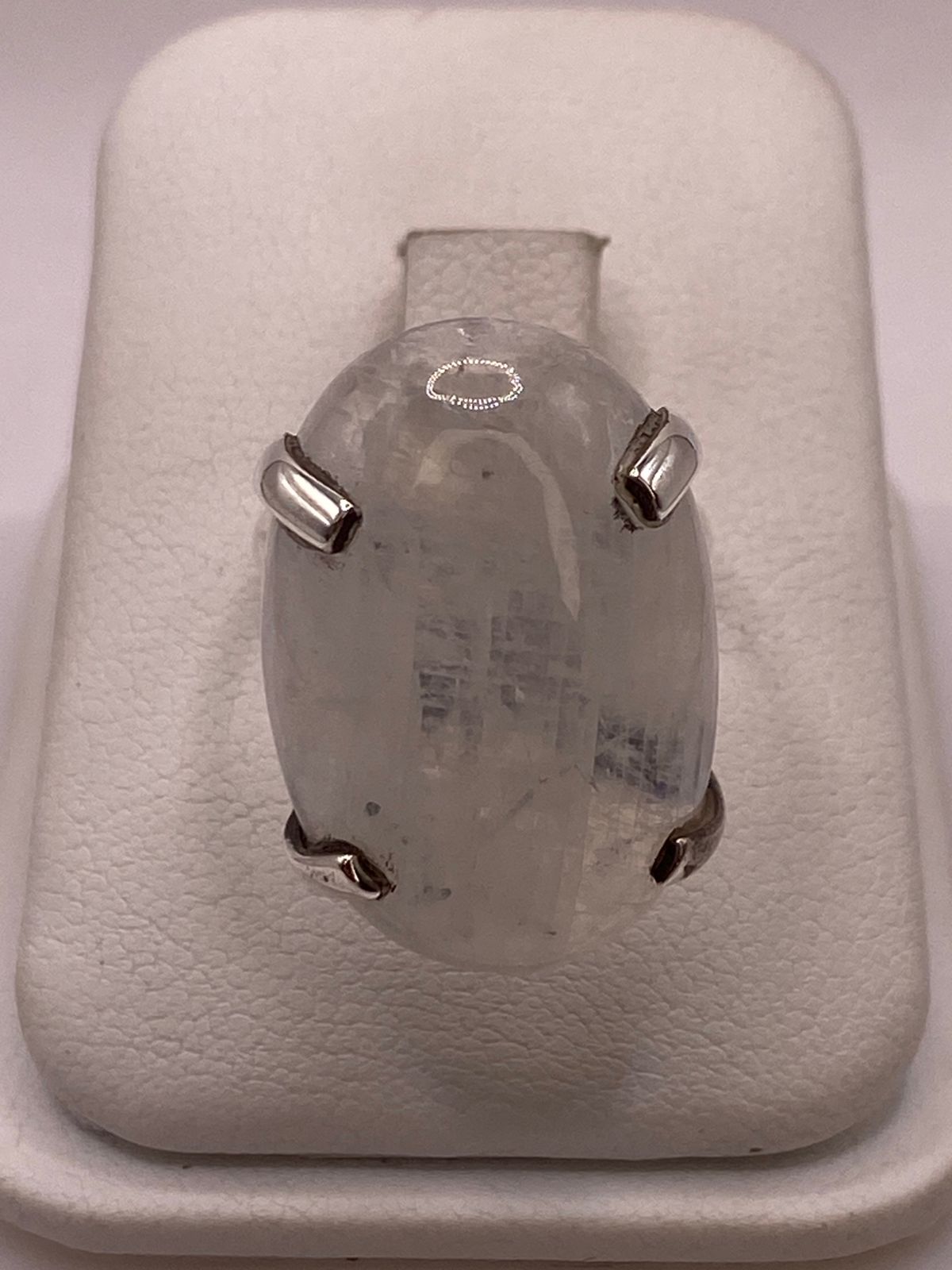 Anillo de Plata Ley 925 con Piedra Luna, vista de detalle
