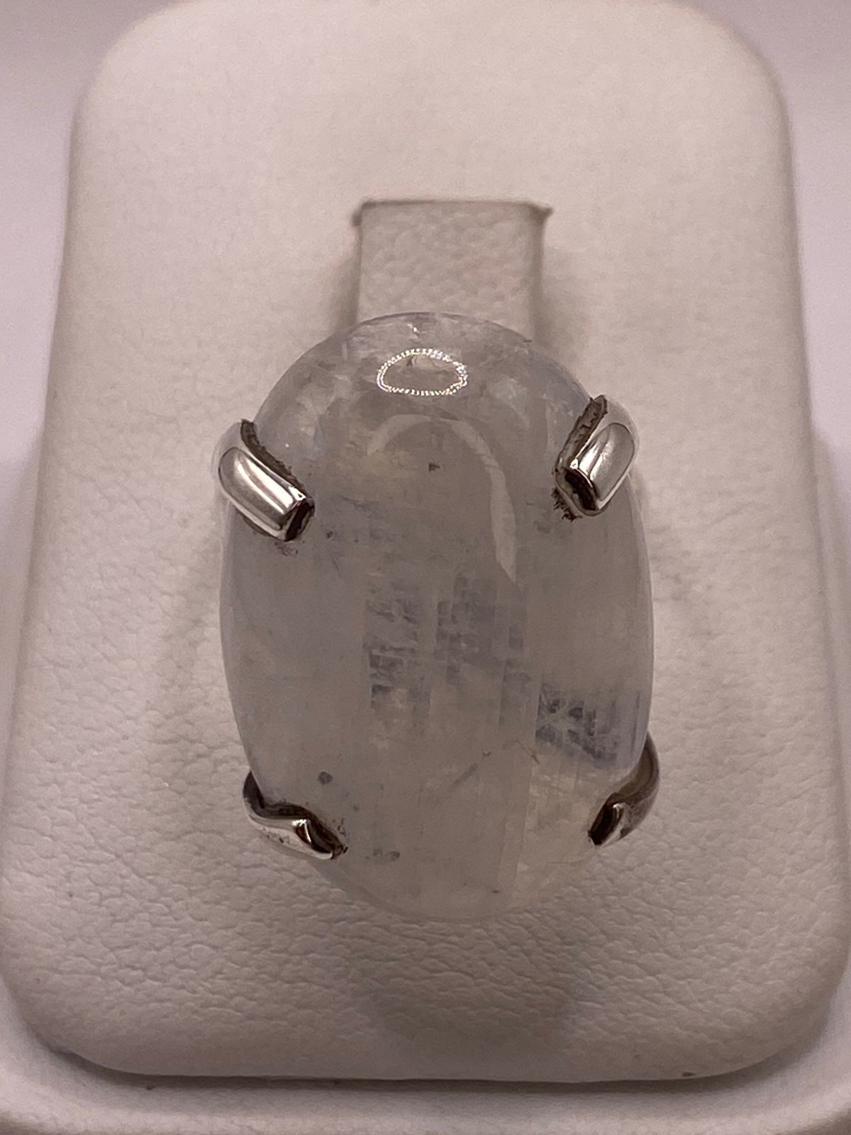 Anillo de Plata Ley 925 con Piedra Luna — ángulo diagonal