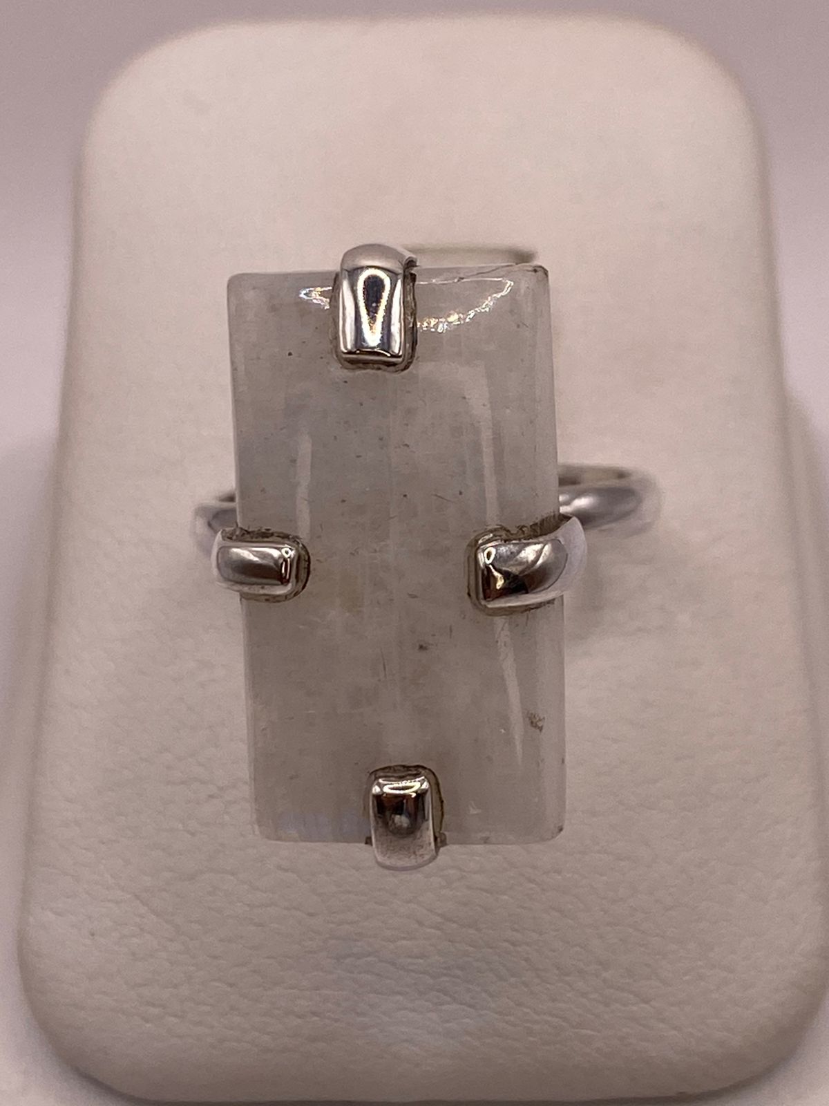 Anillo de Plata Ley 925 con Piedra Luna Natural — ángulo diagonal
