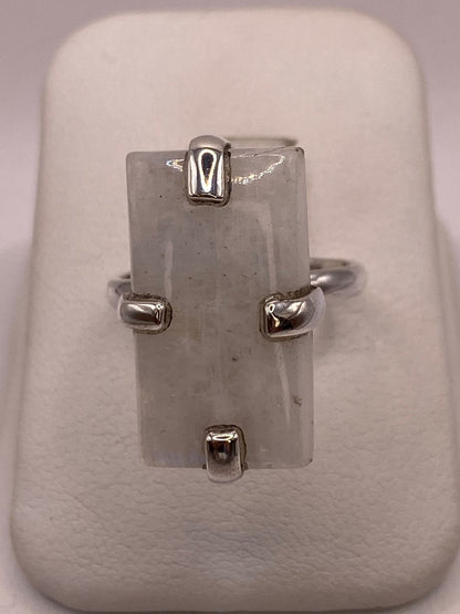 Anillo de Plata Ley 925 con Piedra Luna Natural — ángulo diagonal