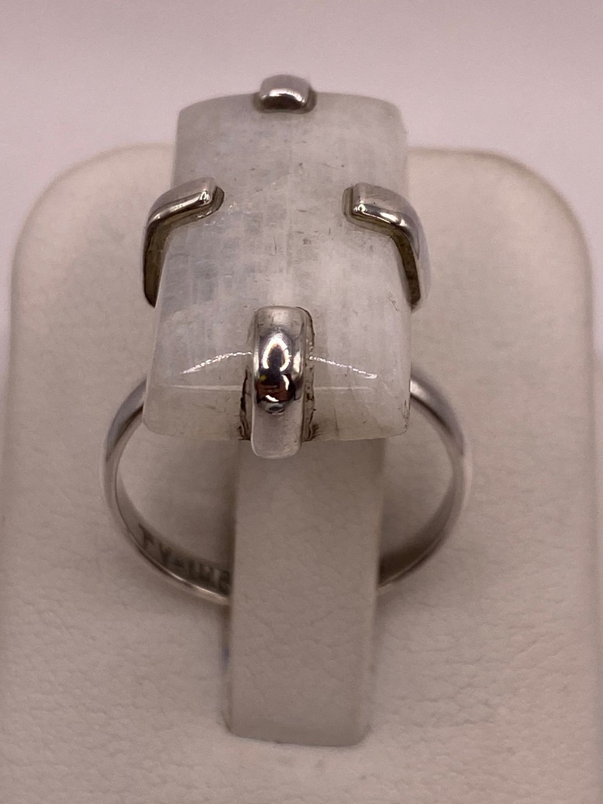 Anillo de Plata Ley 925 con Piedra Luna Natural, vista frontal