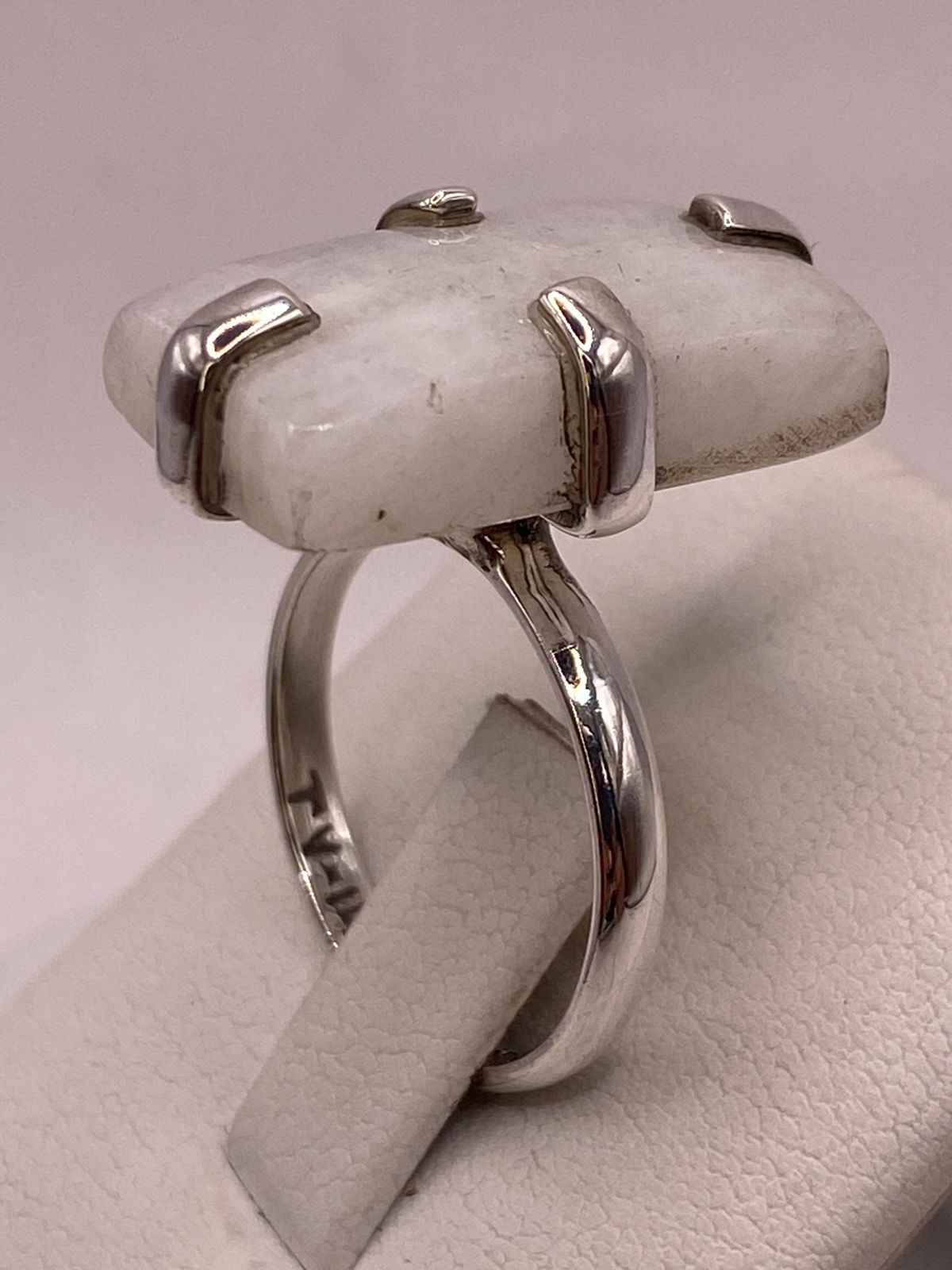 Anillo de Plata Ley 925 con Piedra Luna Natural, vista lateral