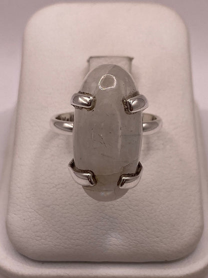 Anillo de Plata Ley 925 con Piedra Luna Natural en báscula mostrando peso