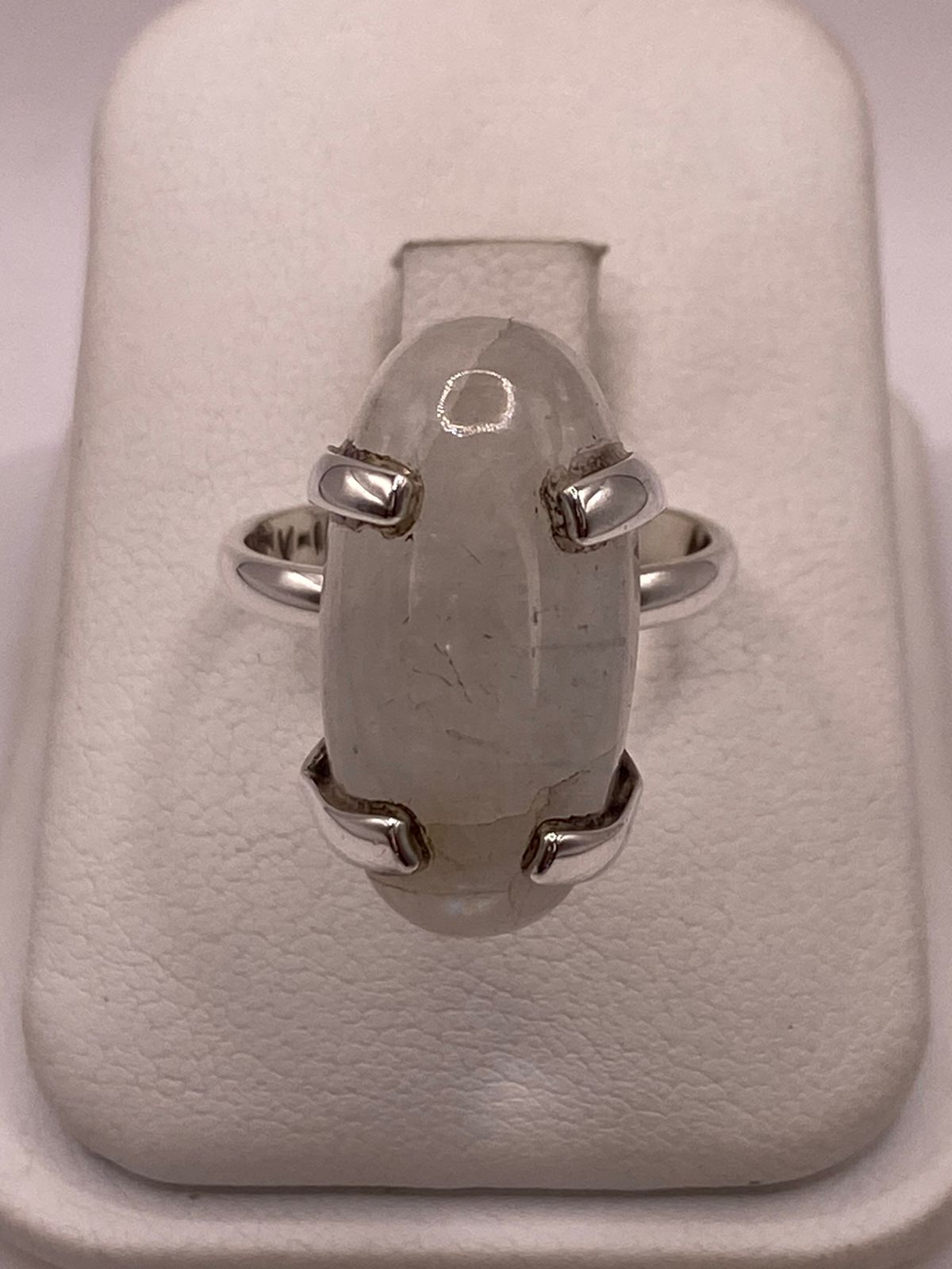 Anillo de Plata Ley 925 con Piedra Luna Natural, vista de detalle