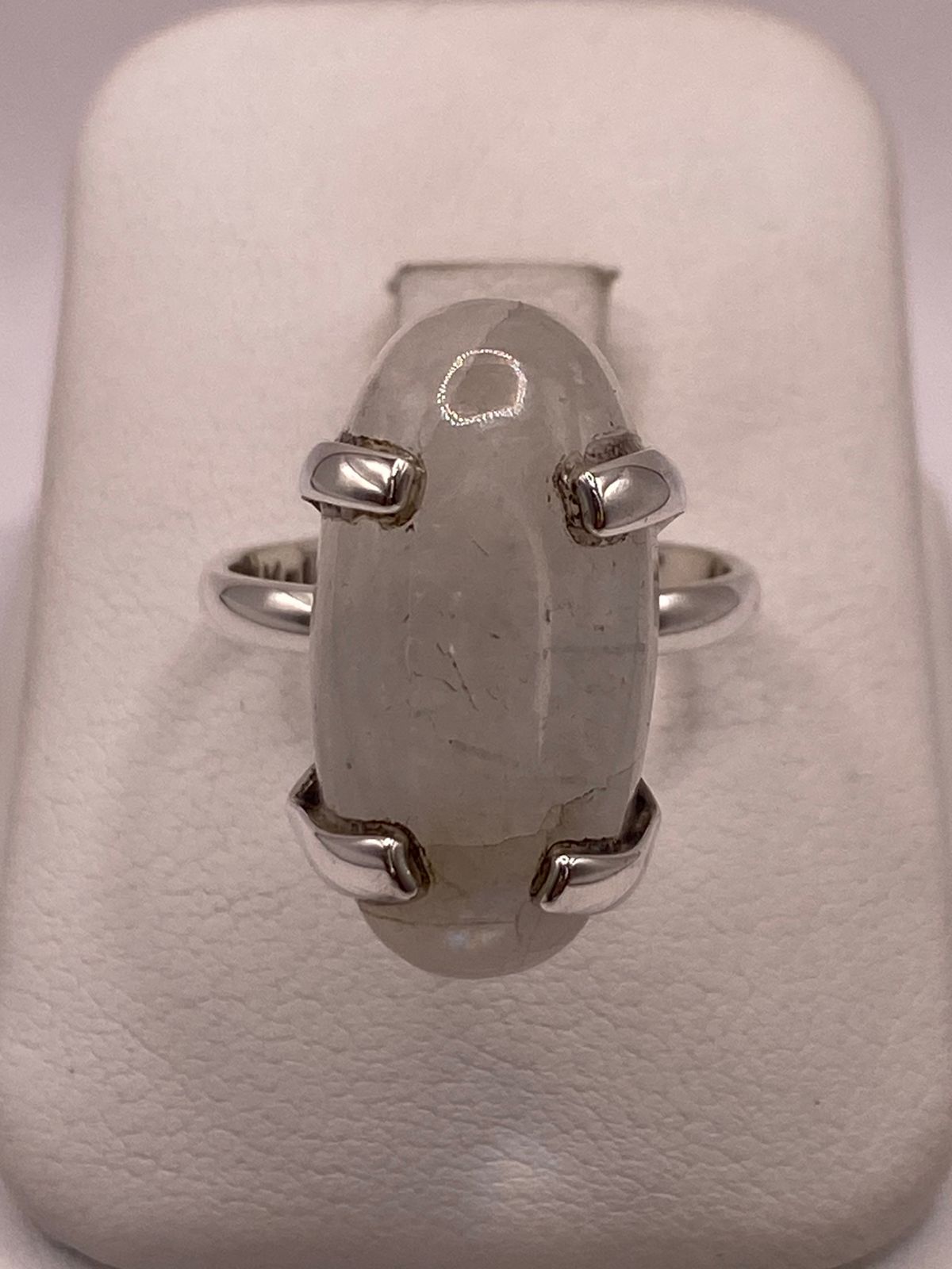 Anillo de Plata Ley 925 con Piedra Luna Natural, vista frontal