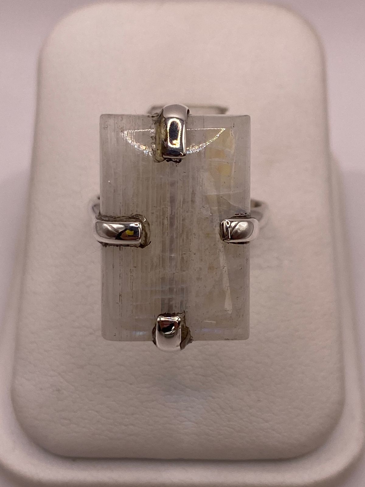 Anillo de Plata Ley 925 con Piedra Luna Natural en báscula mostrando peso