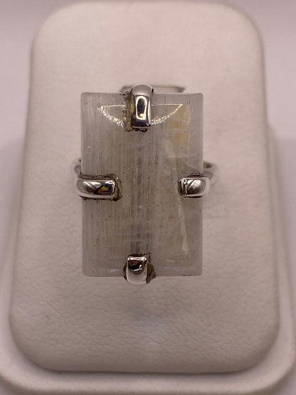 Anillo de Plata Ley 925 con Piedra Luna Natural en báscula mostrando peso