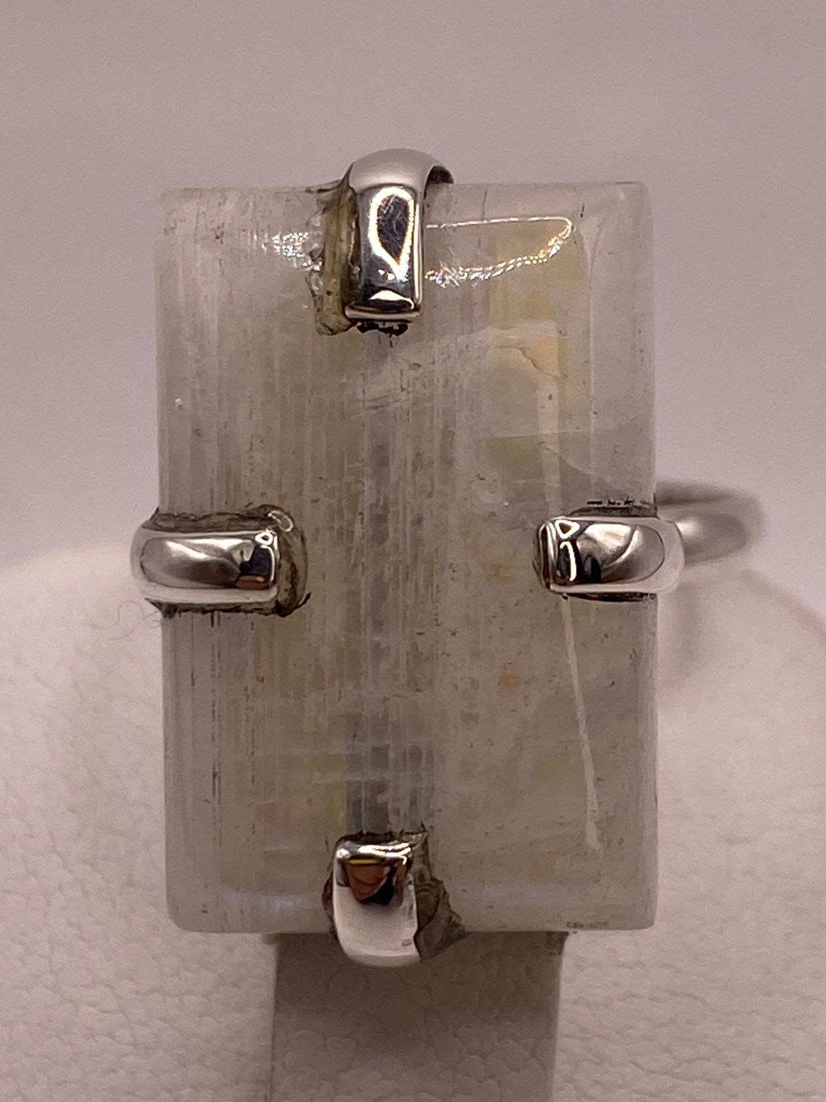 Anillo de Plata Ley 925 con Piedra Luna Natural, vista de detalle