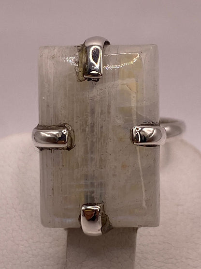 Anillo de Plata Ley 925 con Piedra Luna Natural, vista de detalle