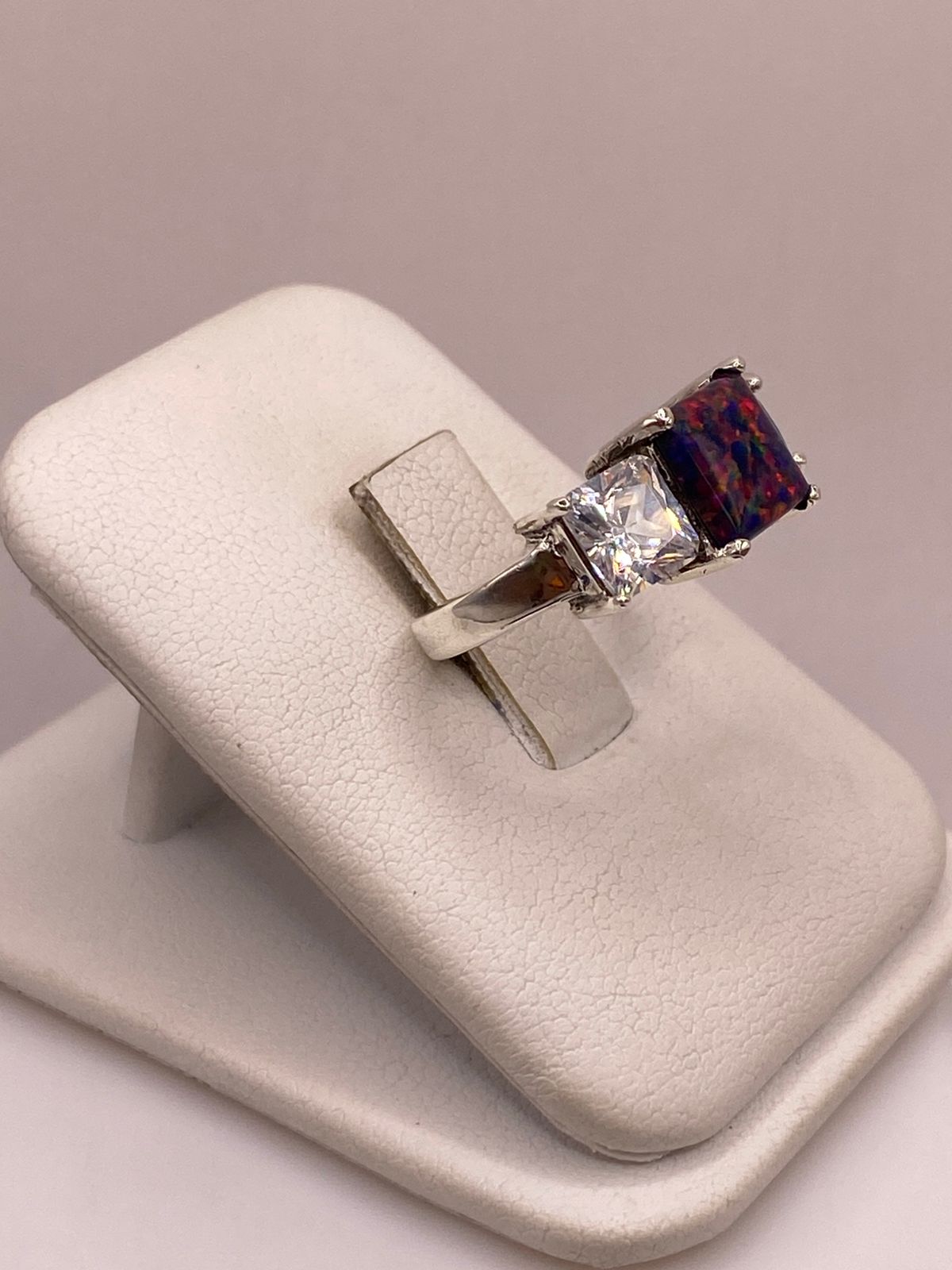 Anillo de Plata Ley 925 con Piedra Ópalo Azul y Zirconias Blancas, vista lateral