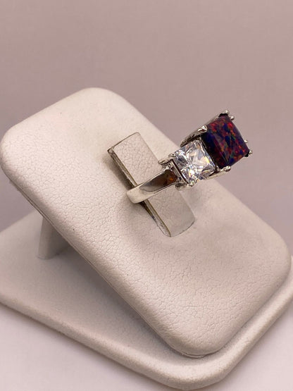 Anillo de Plata Ley 925 con Piedra Ópalo Azul y Zirconias Blancas, vista lateral