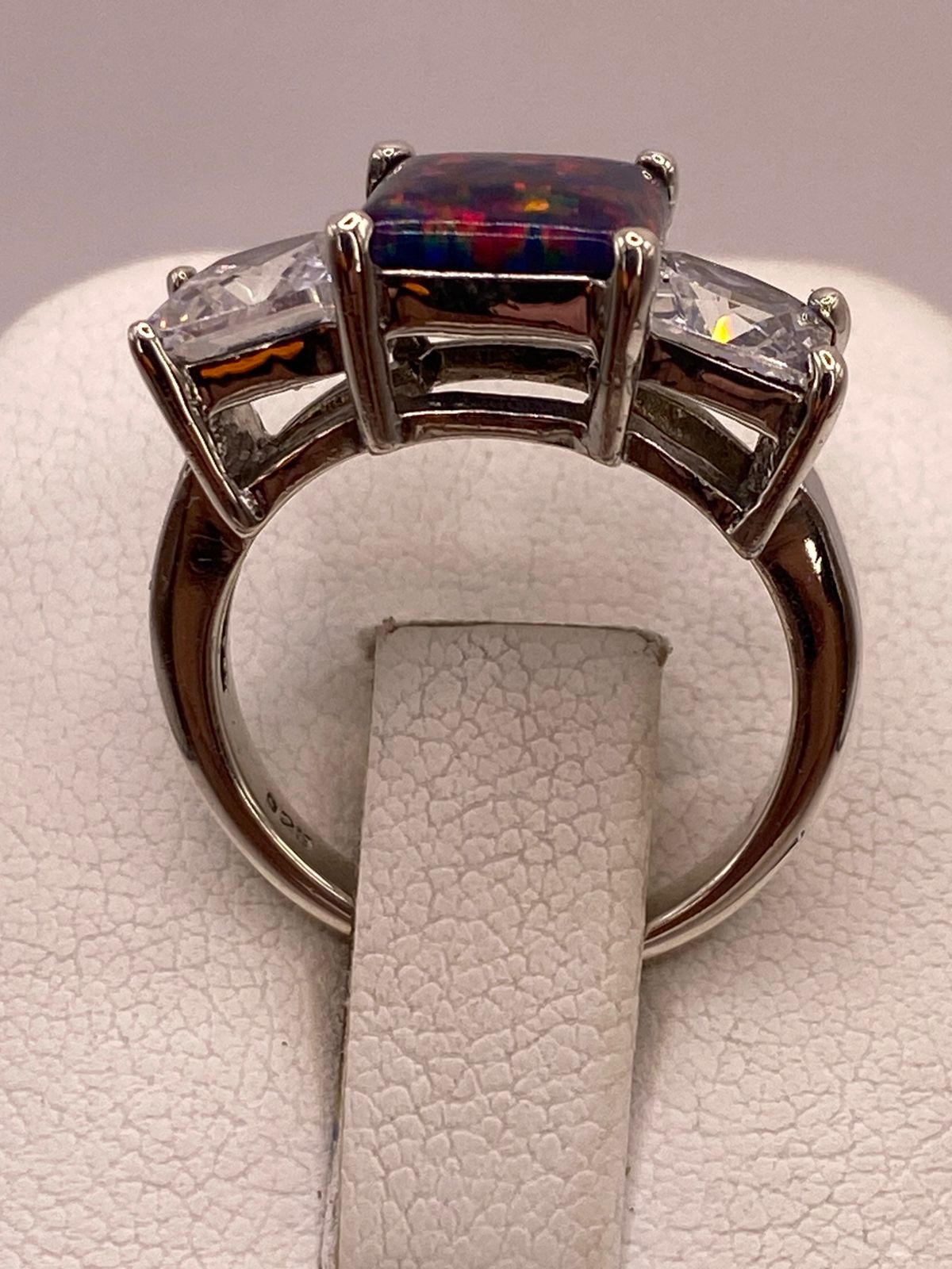 Anillo de Plata Ley 925 con Piedra Ópalo Azul y Zirconias Blancas, vista superior