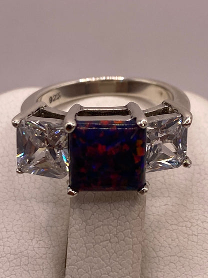 Anillo de Plata Ley 925 con Piedra Ópalo Azul y Zirconias Blancas, sello de autenticidad Plata Ley .925