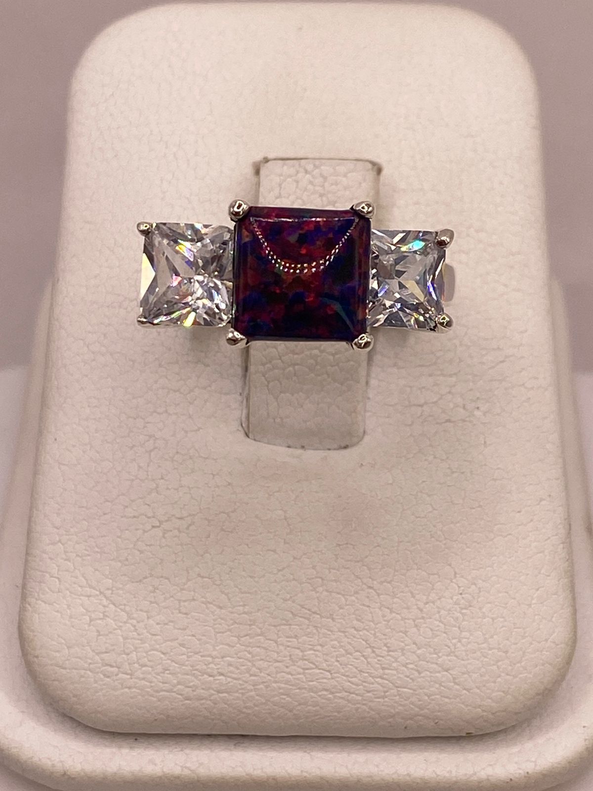 Anillo de Plata Ley 925 con Piedra Ópalo Azul y Zirconias Blancas, vista frontal
