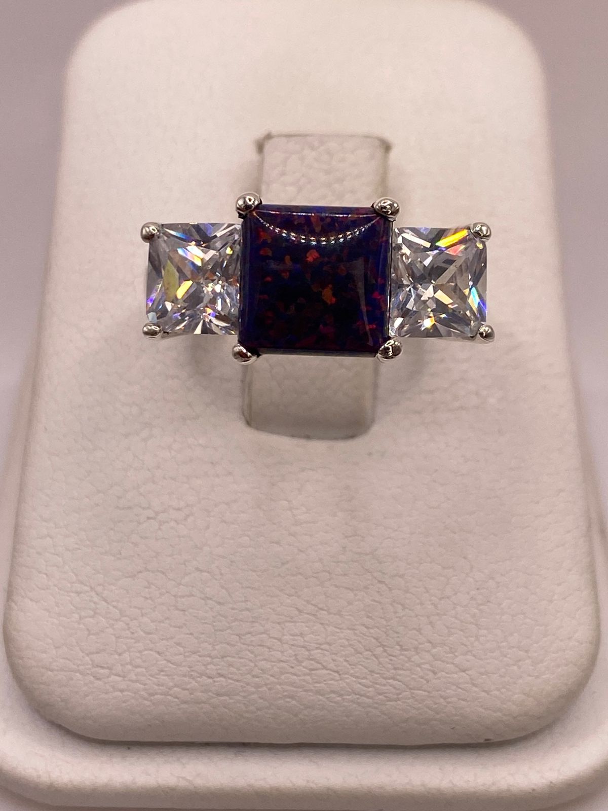 Anillo de Plata Ley 925 con Piedra Ópalo Azul y Zirconias Blancas, vista frontal