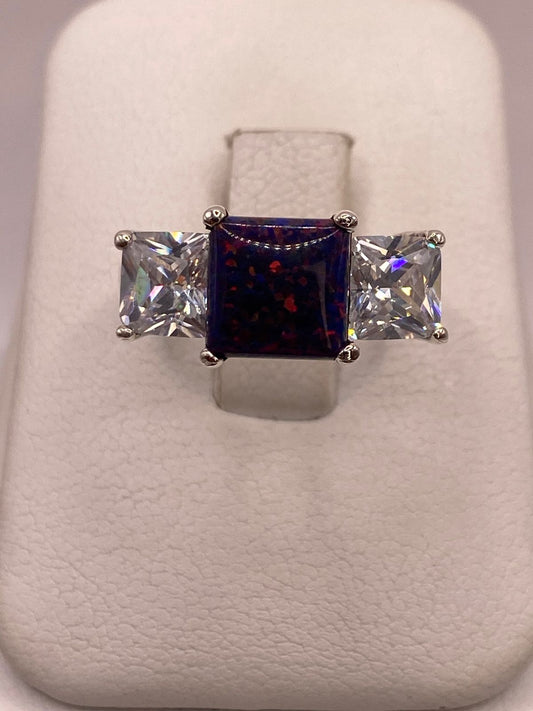 Anillo de Plata Ley 925 con Piedra Ópalo Azul y Zirconias Blancas en báscula mostrando peso